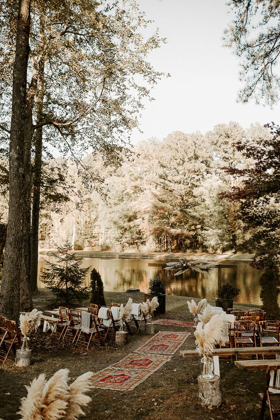 decor de mariage en exterieur dans une foret devant un lac