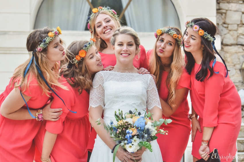 groupe de femme qui prennent une photo avec des couronnes de fleurs sur la tete