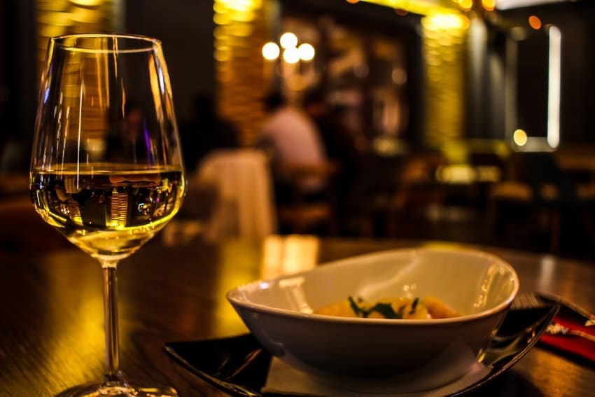 repas restaurant verre de vin blanc