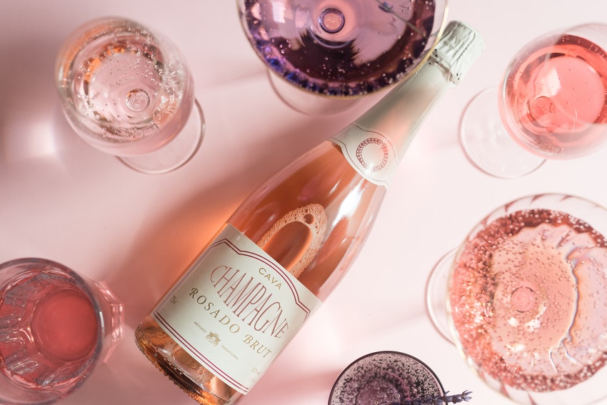 bouteille de champagne rose et verres de champagne