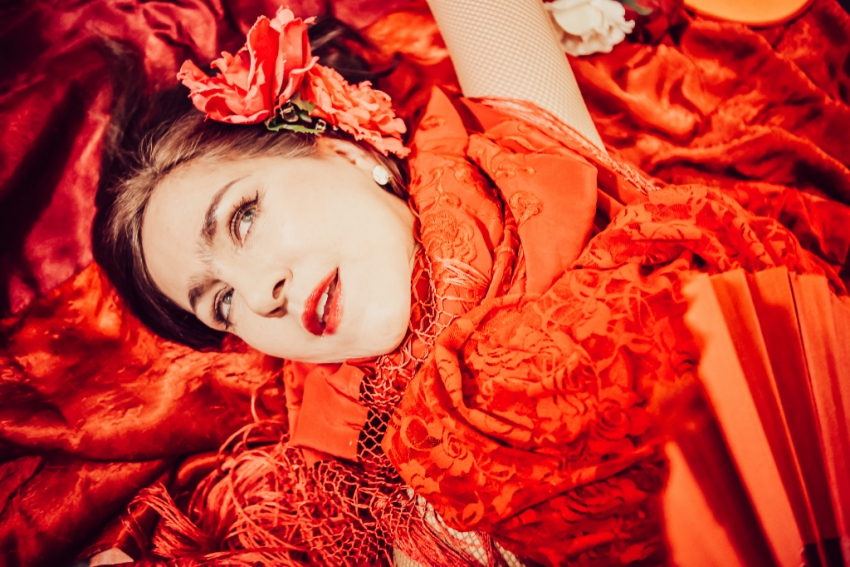 danseuse de flamenco en robe rouge avec des fleurs dans les cheveux