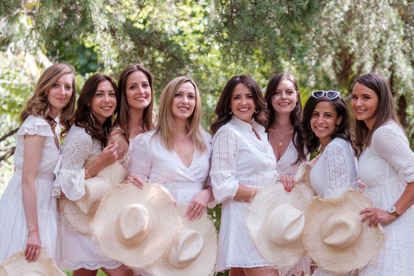 groupe de femmes en robes blanchess et chapeaux de paille pendant un shooting photo a madrid