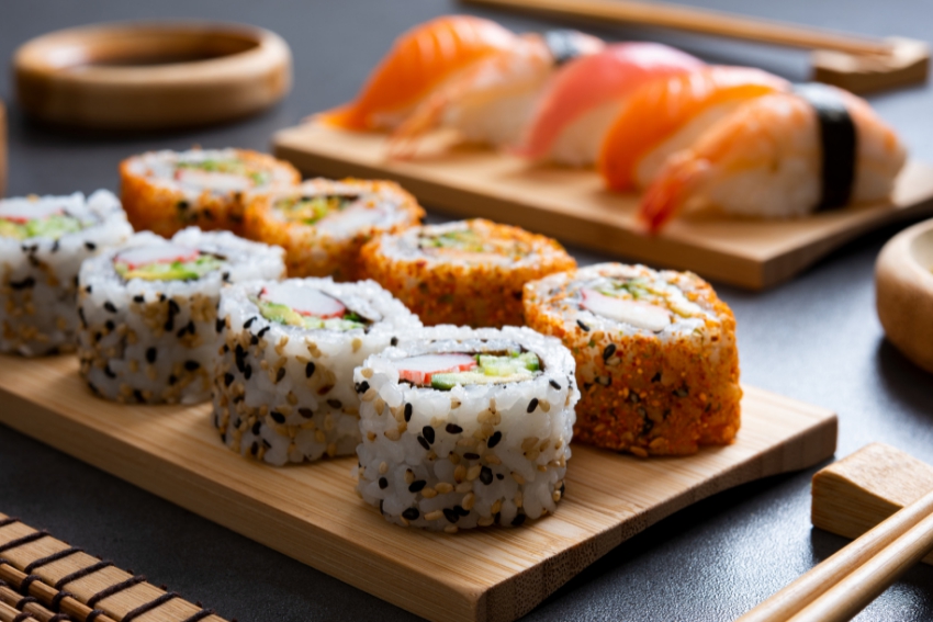 plateau de makis et sushis au saumon