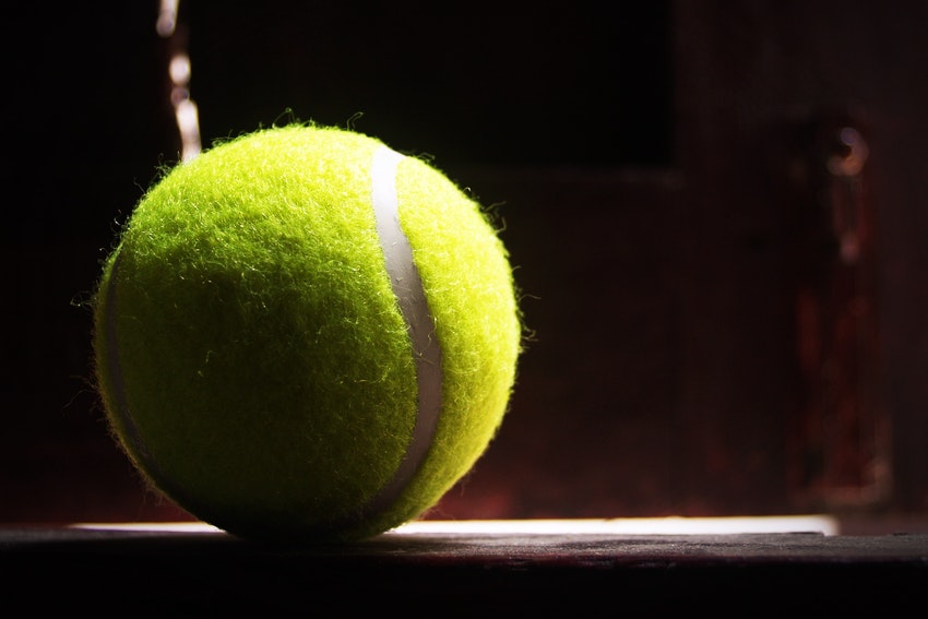 Balle de tennis dans l ombre