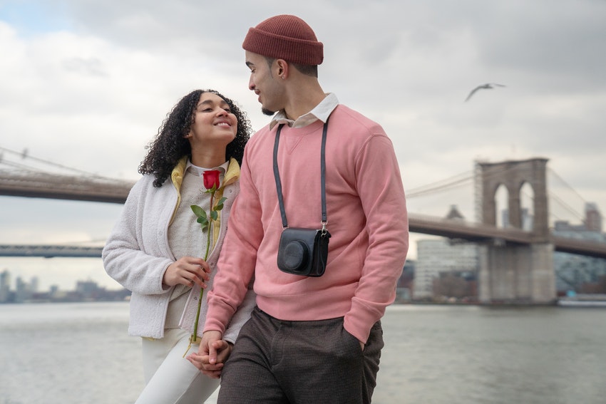 Couple de jeune avec une veste rose main dans la main