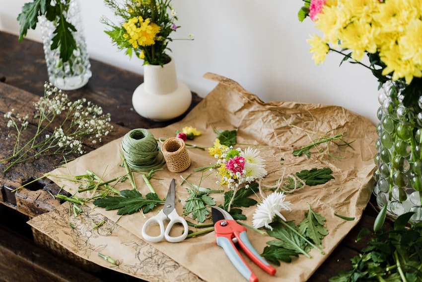 atelier de realisation de bouquet de fleurs avec outils
