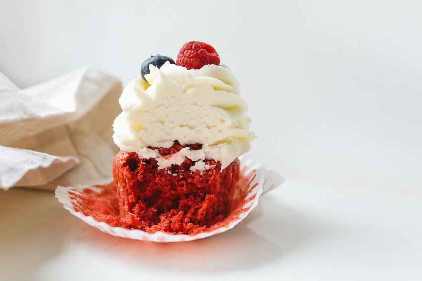 cupcakes rouge et chantilly a moitie mange
