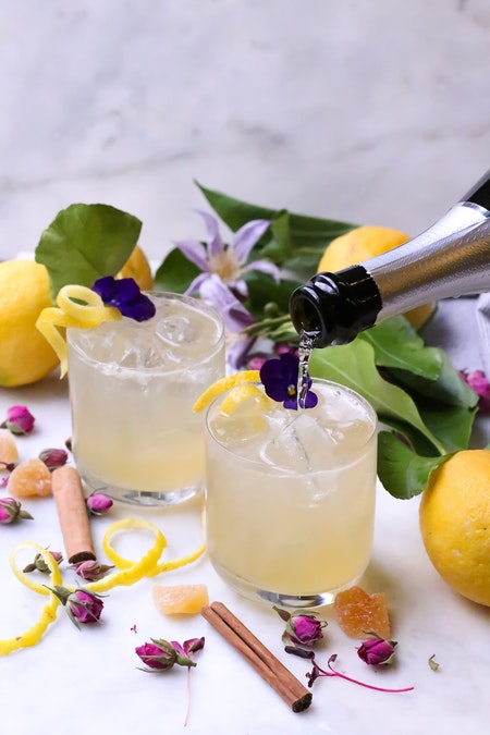 deux cocktails jaune et fruits