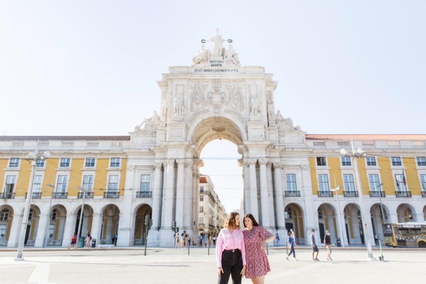 deux jeune filles en rose devant monument historique de lisbonne