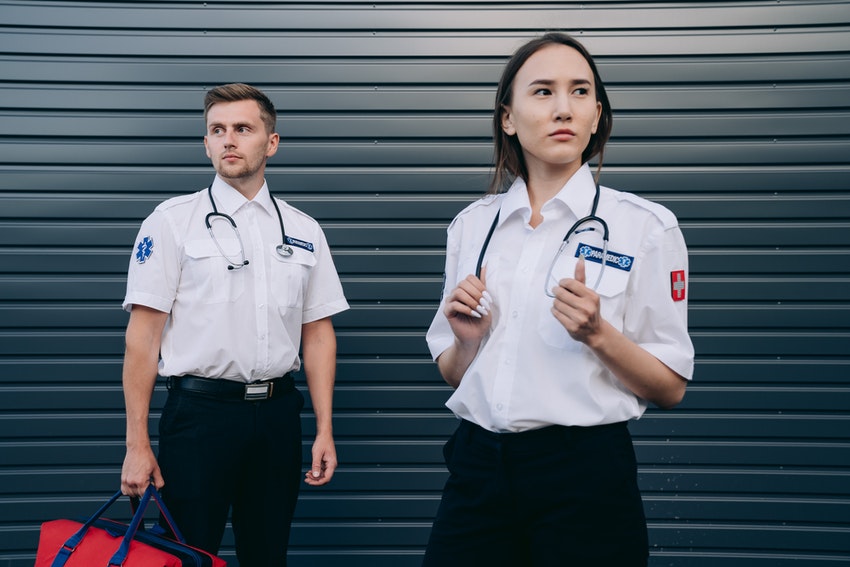 deux personnes en uniformes d ambulancier