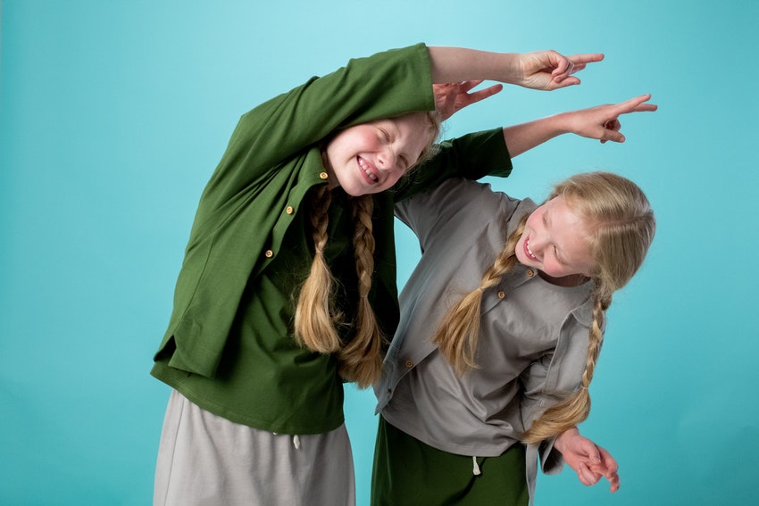 deux petites filles dansant une drole de choregraphie