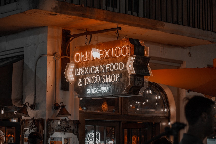 enseigne de restaurant mexicain