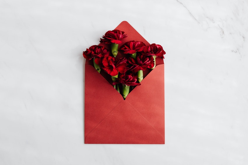 enveloppe rouge avec fleurs rouges a linterieur