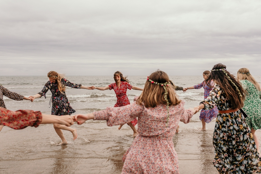 groupe de filles qui dansent à la plage