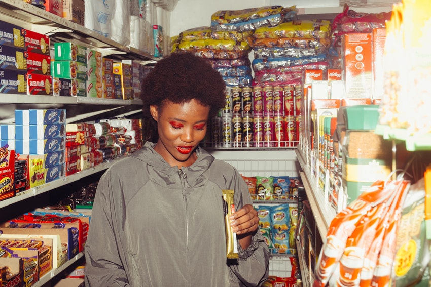 jeune femme de couleur dans un rayon supermarche