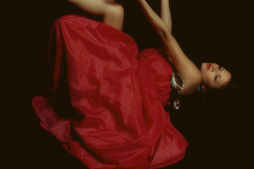jeune femme en position de chute habillee d une robe rouge