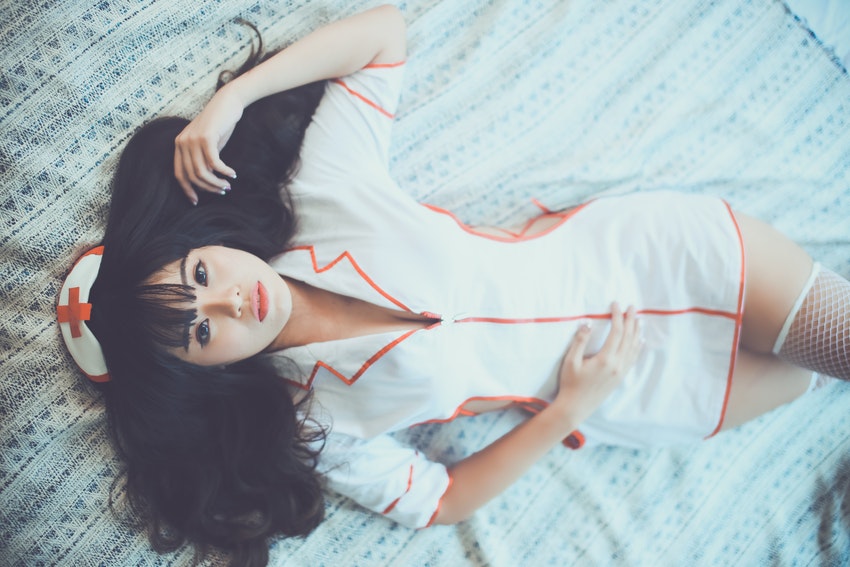 jeune fille asiatique en blouse d infermiere sexy