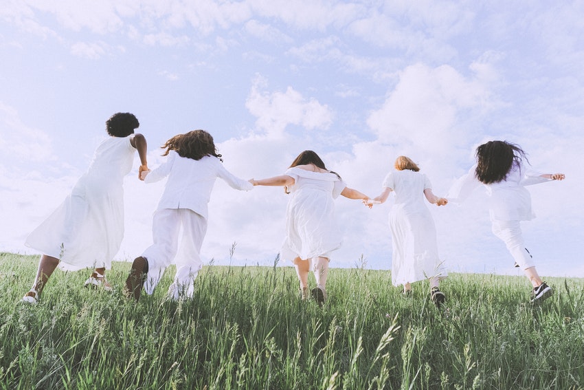 jeunes filles courant dans l herbe habille de blanc