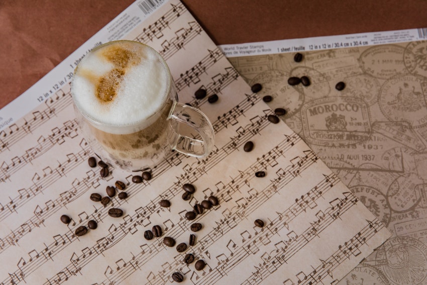 note de musique avec cafe et grain de cafe