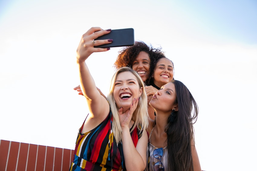 quatre amies prenant un selfie