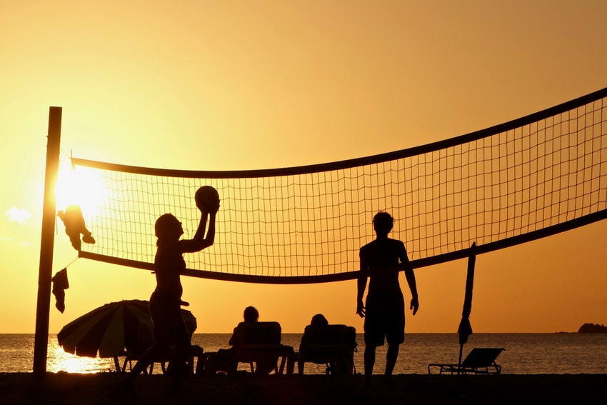 session de beach volley sous le couche de soleil