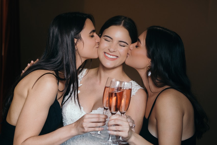 trois jeunes femmes trinquant avec du champagne