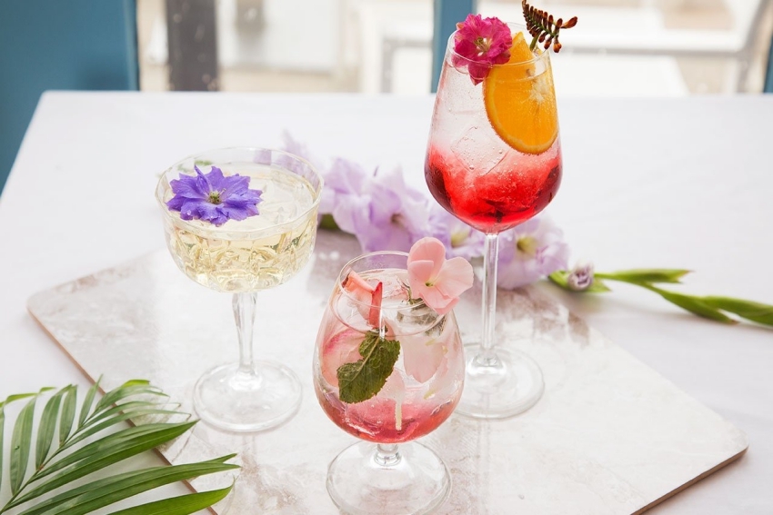 trois cocktails fruites et fleuris sur un plateau argent