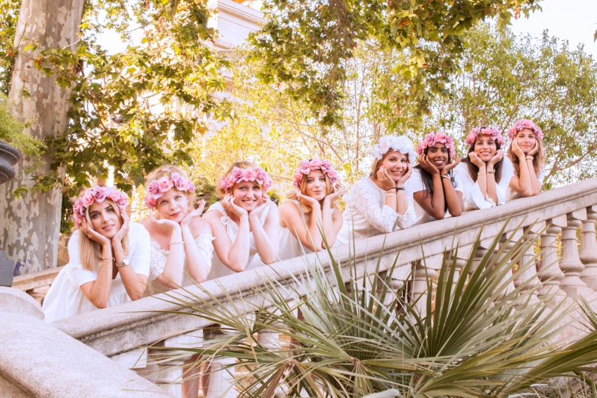 groupe de filles sur une rampe d escalier avec fleurs dans les cheveux toutes alignees