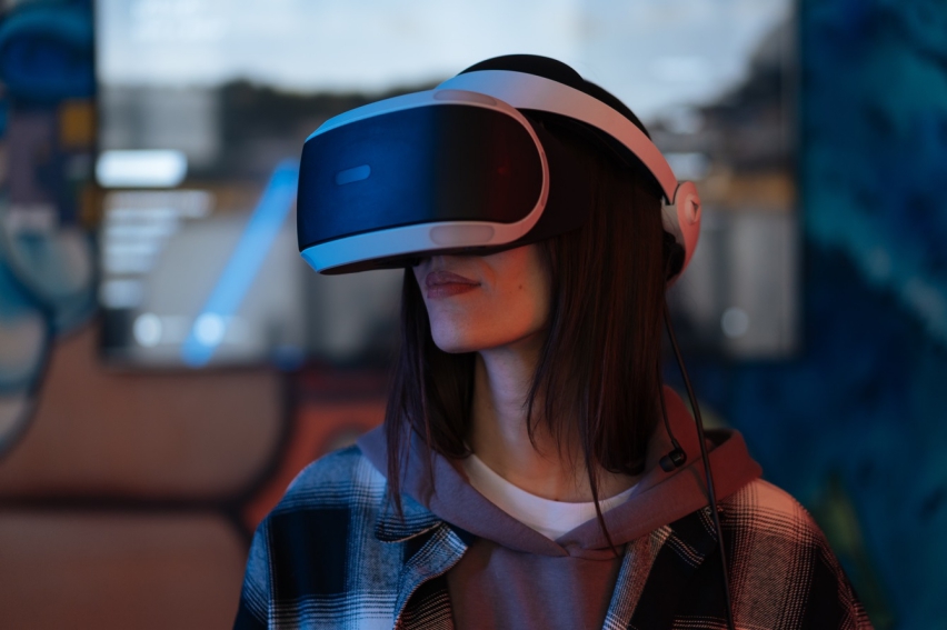 femme portant un casque de realite virtuelle