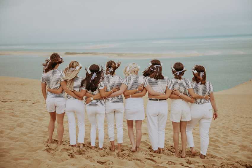 groupe de femme en marinieres et pantalons blancs pour un evjf