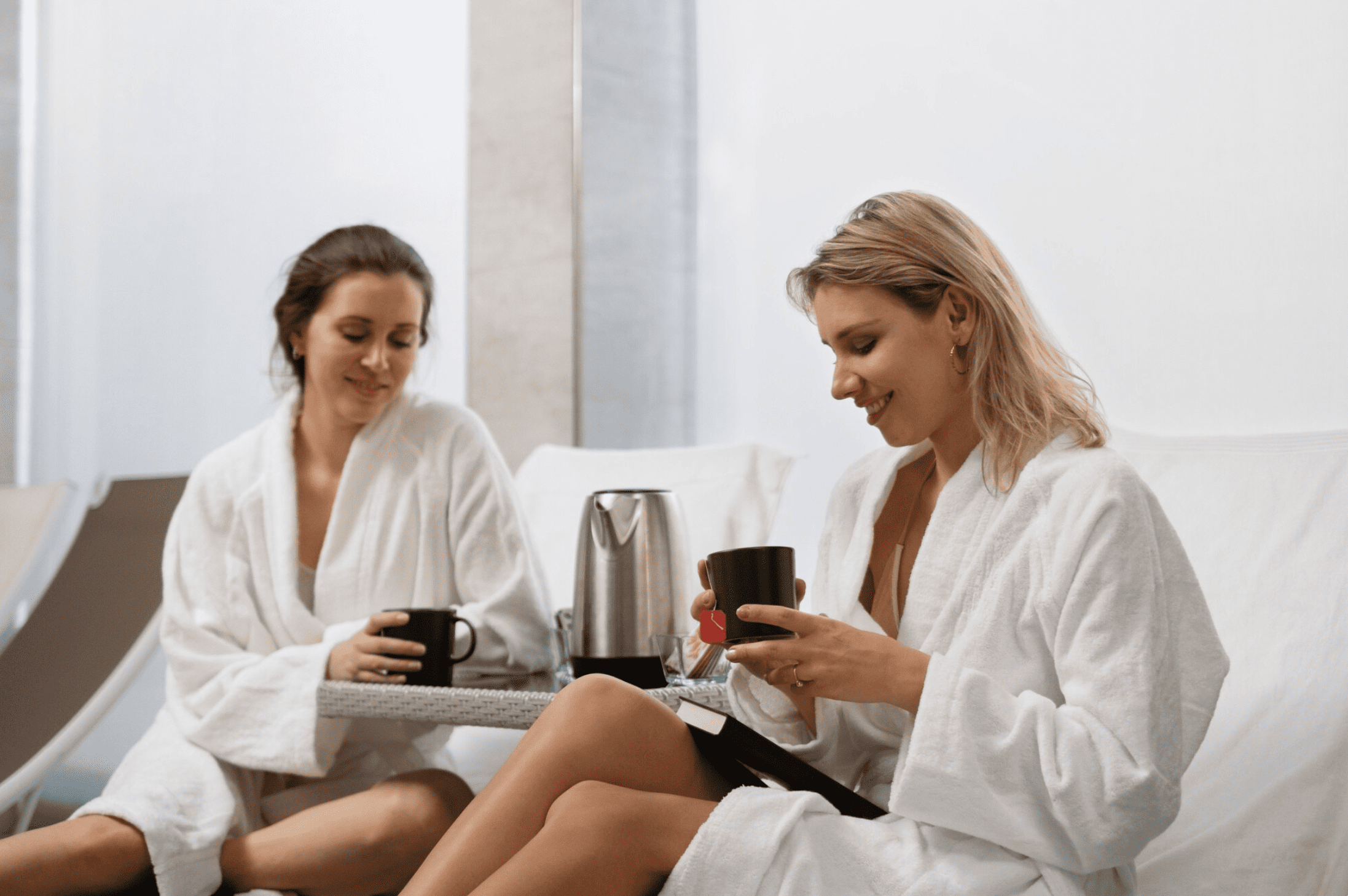 Groupe de filles en peignoir profitant d’un spa à Strasbourg pendant un EVJF, ambiance détendue et conviviale.