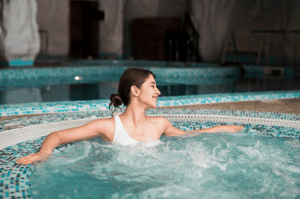 Groupe de filles dans un jacuzzi au spa à Strasbourg pour un EVJF, moment de détente et complicité.