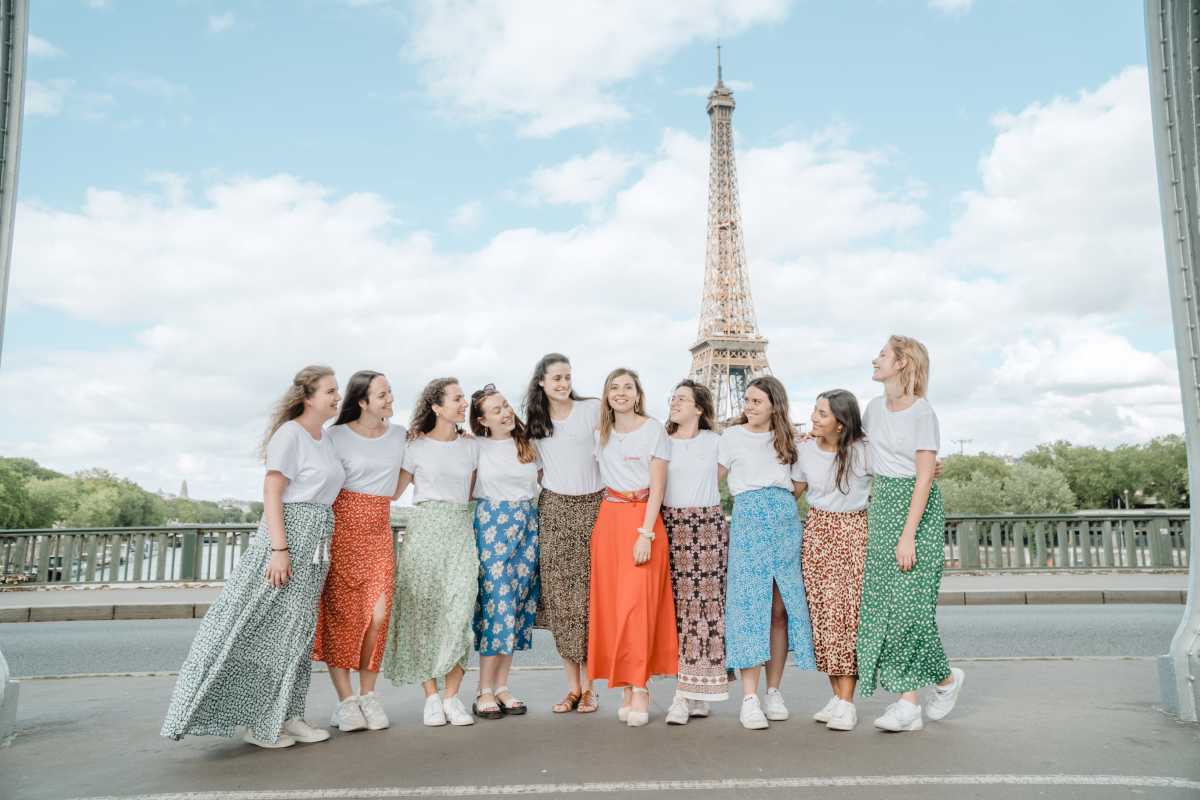 Groupe de jeune fille durant leur evjf à Paris