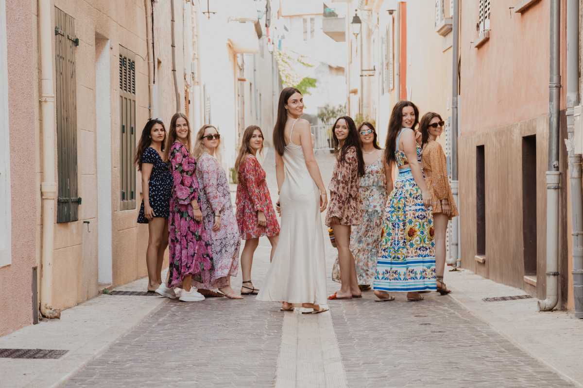 Groupe de jeune fille en robe durant leur shooting photo à Marseille dans le cadre d'un evjf