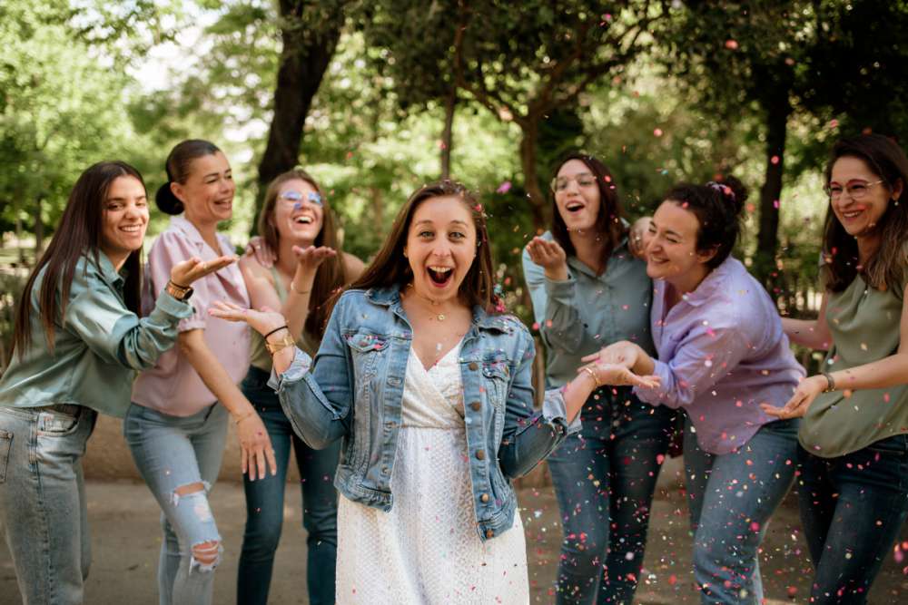 Groupe de jeune fille durant leur séance photo à Montpellier avec un lancé de confettis.