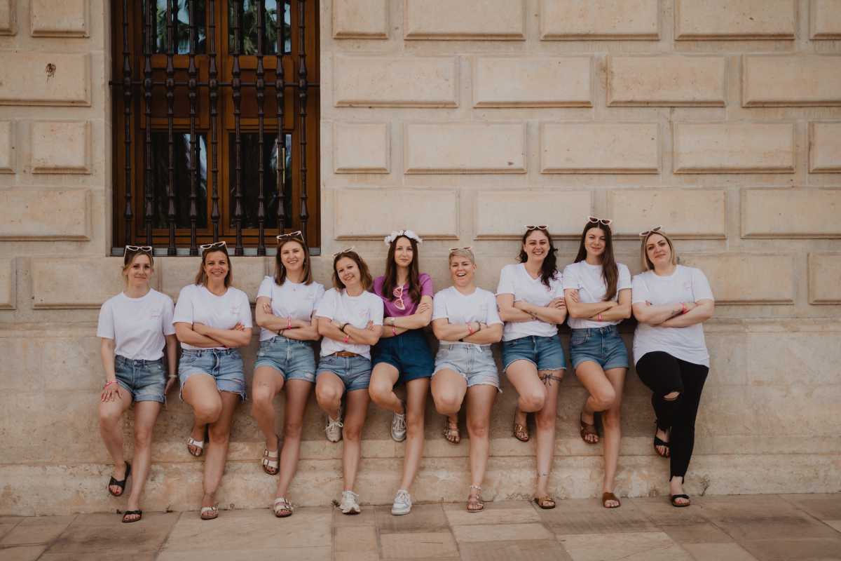 9 jeunes filles adossées sur un mur pour une séance photo à Lyon à l'occasion d'un enterrement de vie de jeune fille.
