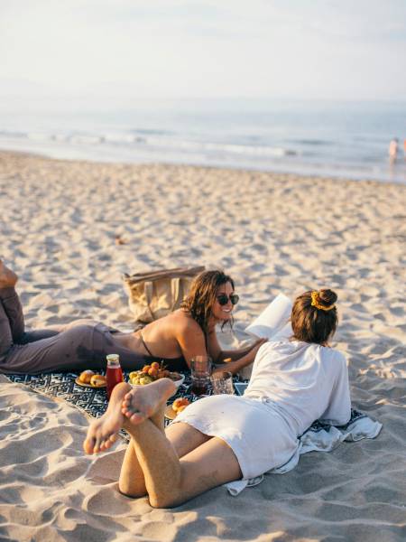 copines sur la plage face a la mer pendant un pique nique evjf