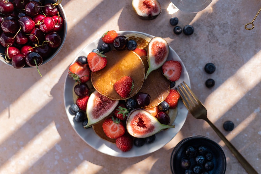 assiette de pancakes avec fruits rouges