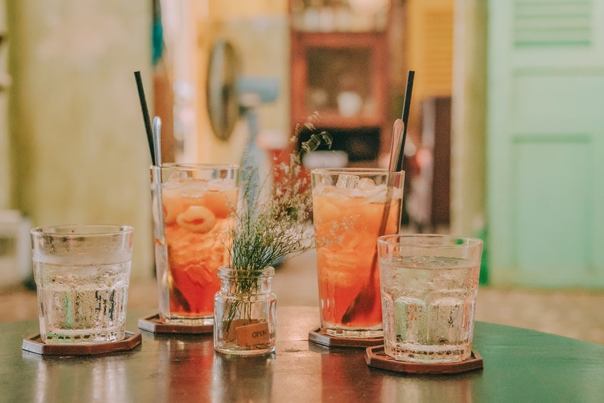 cocktails poses sur une table