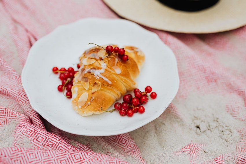 croissant et fruits rouges sur une assiette