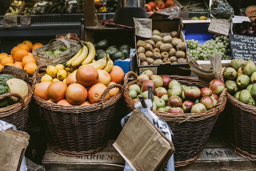 etalage de fruits et legumes sur un marche