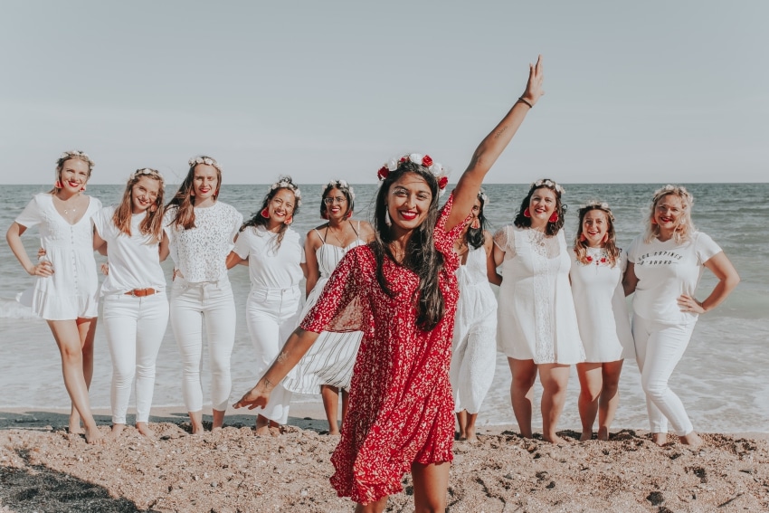 groupe de filles sur la plage de barcelone