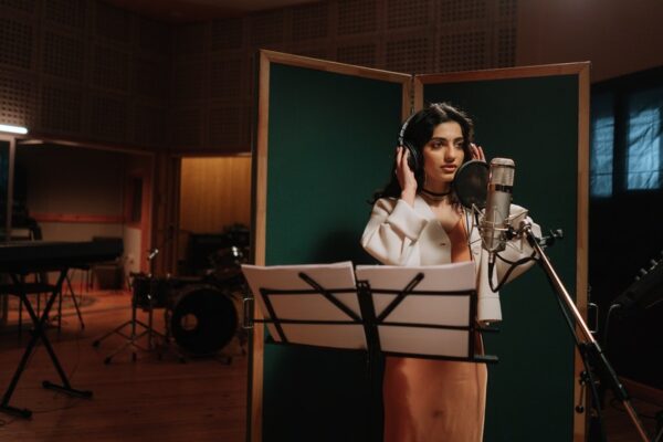 Femmes enregistrant une chanson en studio lors d’un EVJF à Bordeaux, sourires et microphones en main