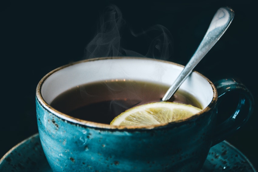 tasse de the bleue avec du citron