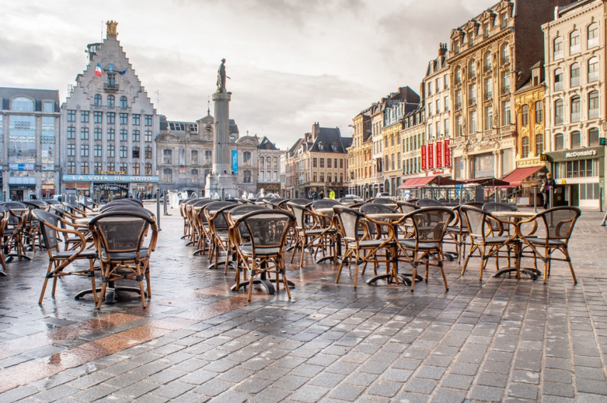 terrasse dun restaurant sur la place du général de gaulle