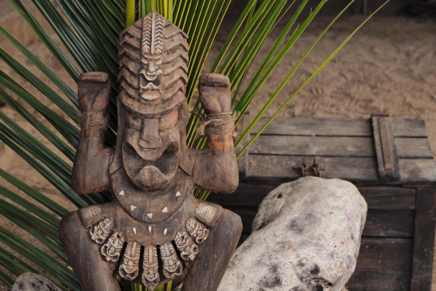 totem en bois pose sur un coffre en bois