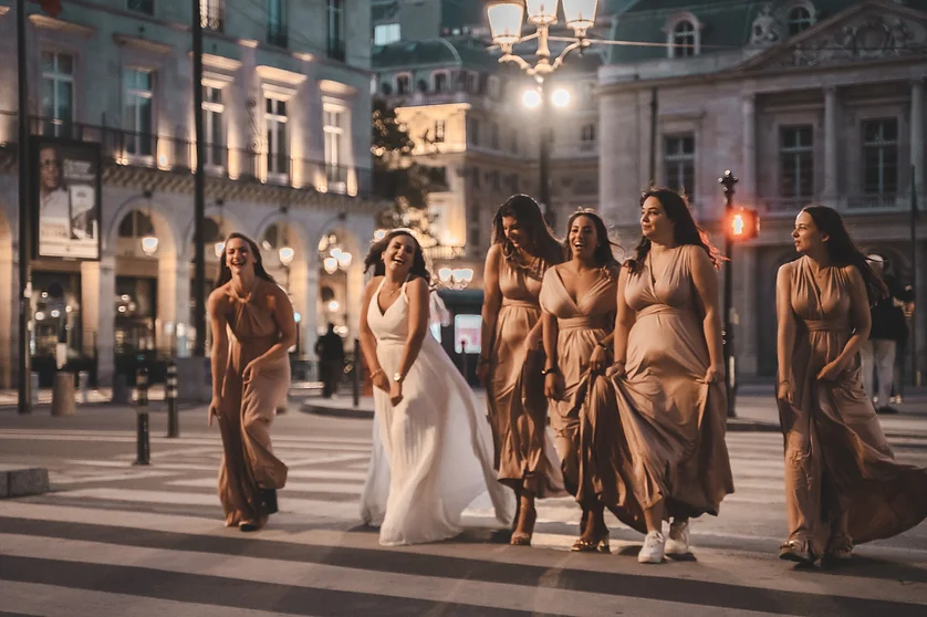 Photo EVJF à Paris - Groupe de femmes en robe nude et mariée en robe blanche lors d'un shooting de nuit.