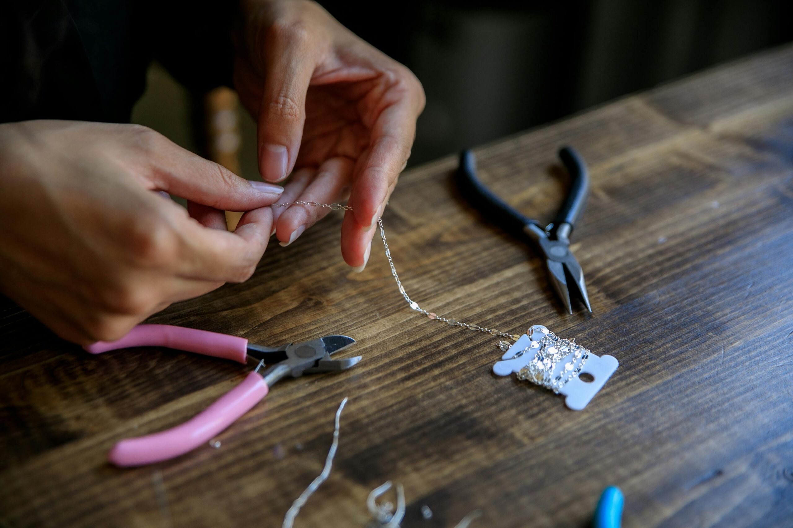 Création de bijoux faits main autour d'une table, lors d’un atelier EVJF.