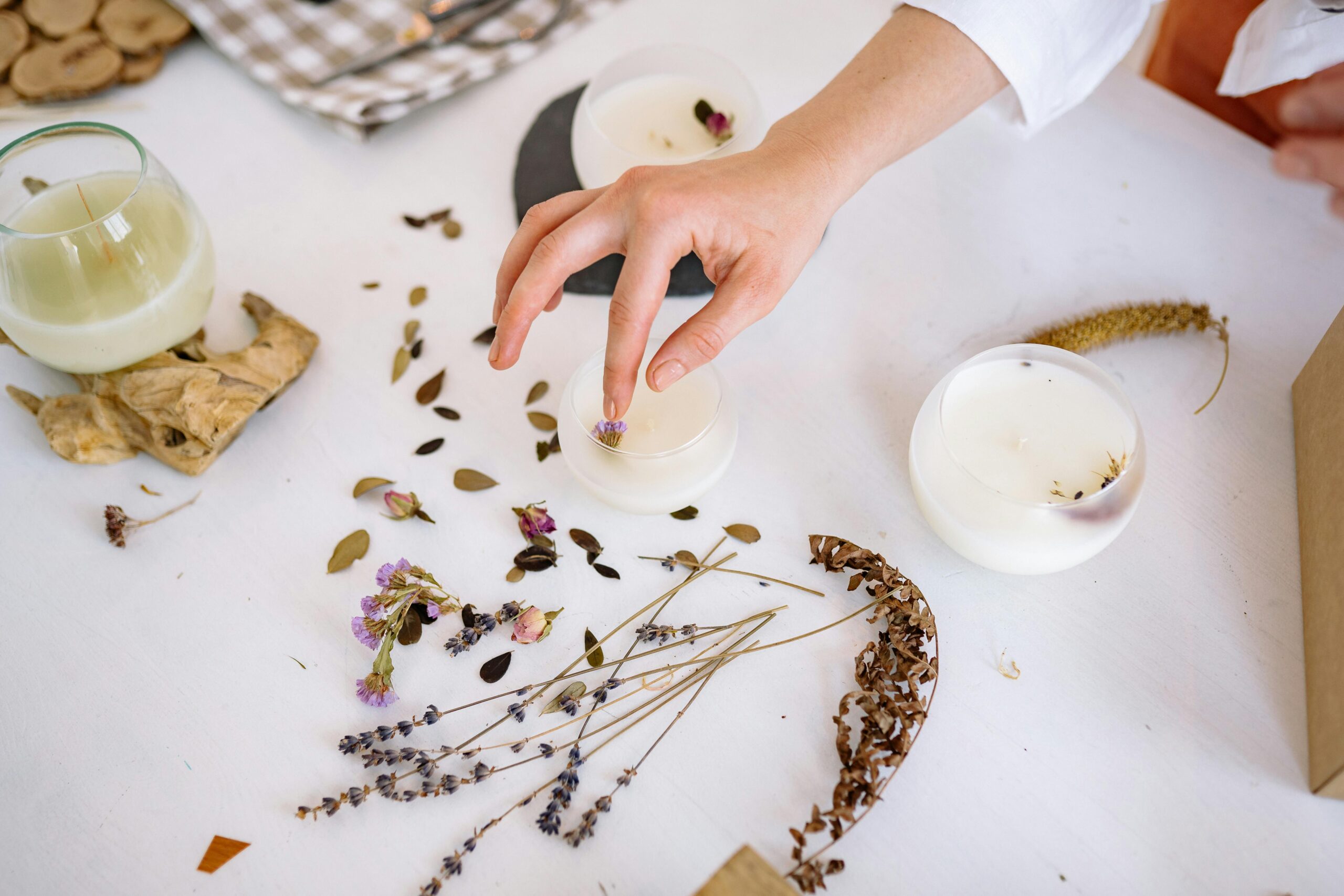 Création artisanale de bougies 100 % naturelles avec fleurs séchées lors d’un atelier à Bordeaux.
