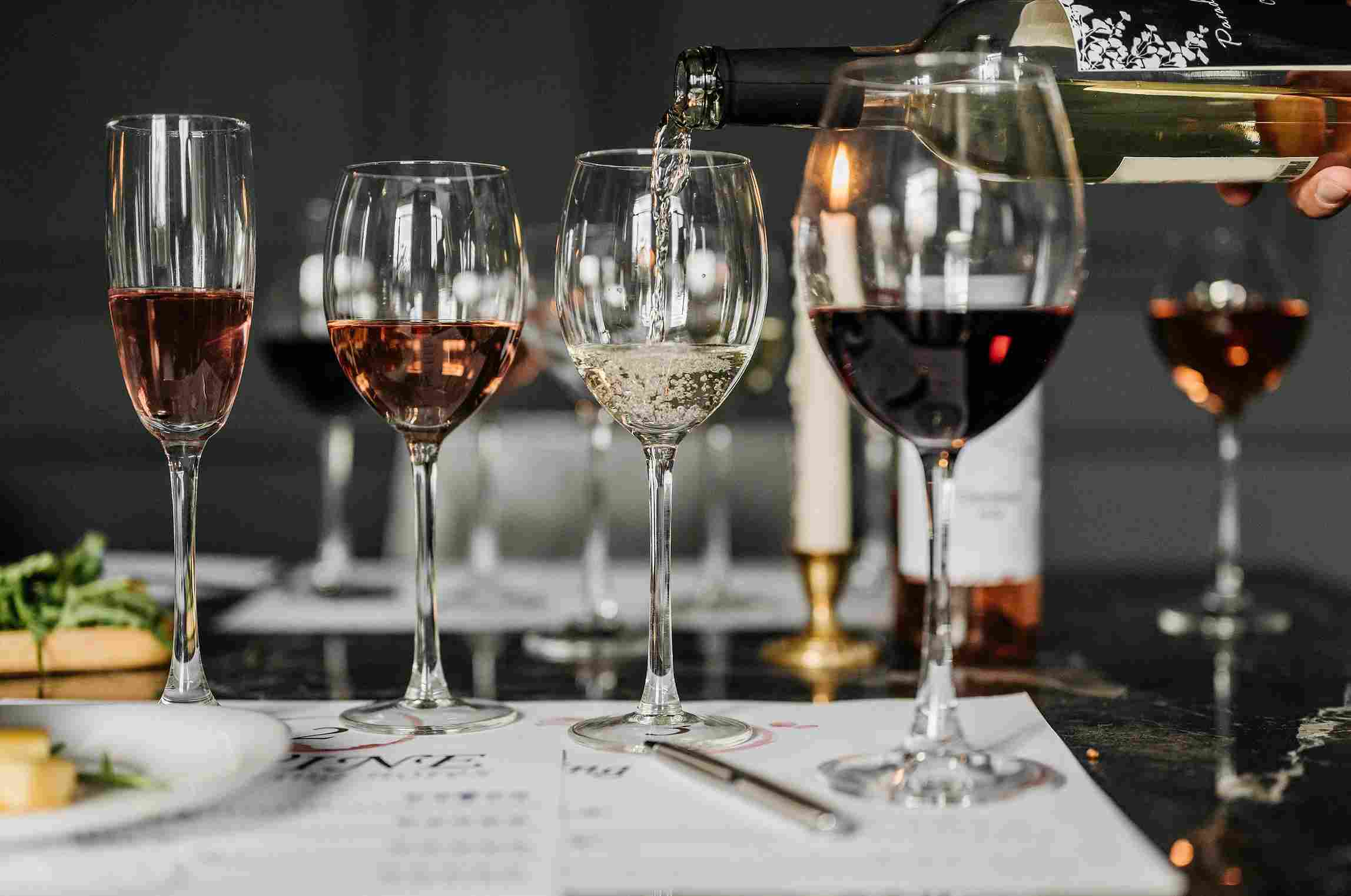 Verres de vin rouge présentés sur une table pour une dégustation à Bordeaux.